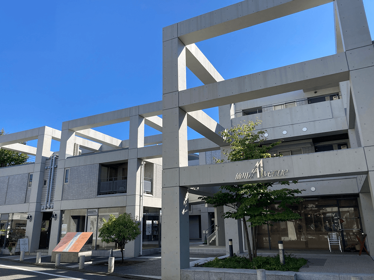 弊社は仙川アベニュー南パティオの２階になります。